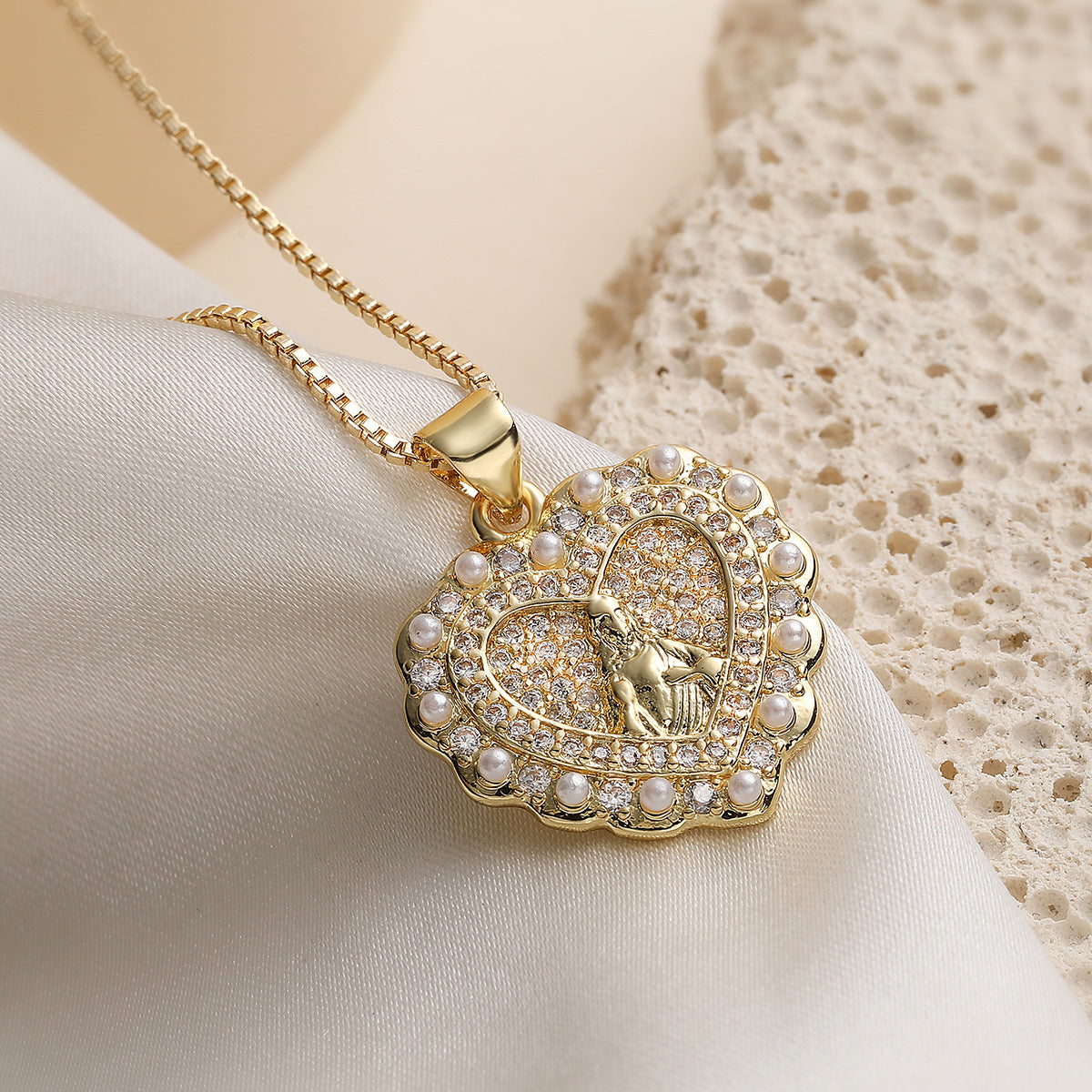 Vintage Elegant 18K Gold Plated Brass Heart Necklace with Cubic Zirconia and Pearl