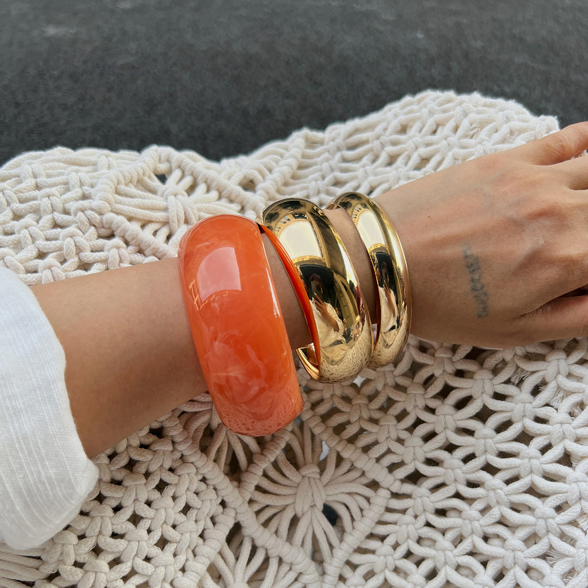 Gradient Round Alloy Plated Bangle Bracelet