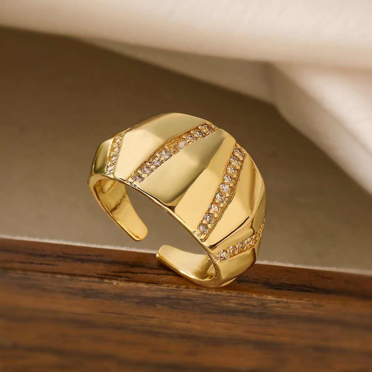 Anello Aperto Geometrico Minimalista da Donna in Rame con Placcatura in Oro Vero e Intarsi di Zirconi