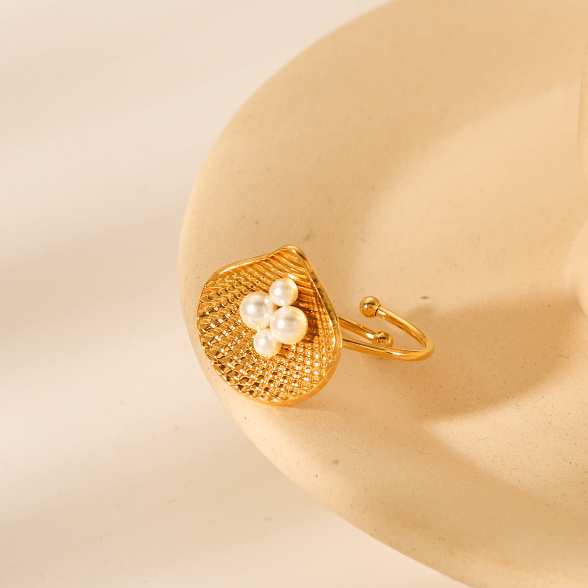 Anello stile Ins in acciaio inossidabile placcato oro 18 carati con conchiglia e perla per donna