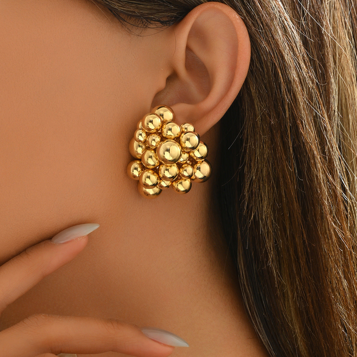 Pendientes geométricos de mujer con bolas de cobre pulido y postes de acero inoxidable en estilo chic minimalista