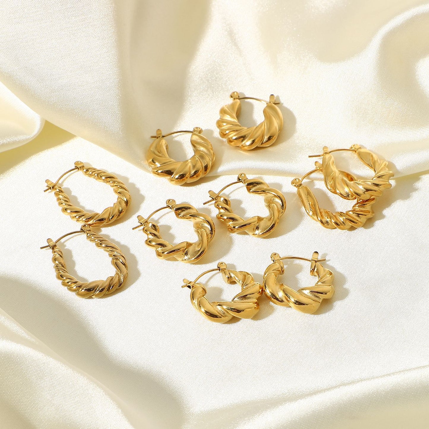 Pendientes de Aro Geométricos Trenzados para Mujer en Acero Inoxidable Chapado en Oro con Estilo Minimalista Contemporáneo