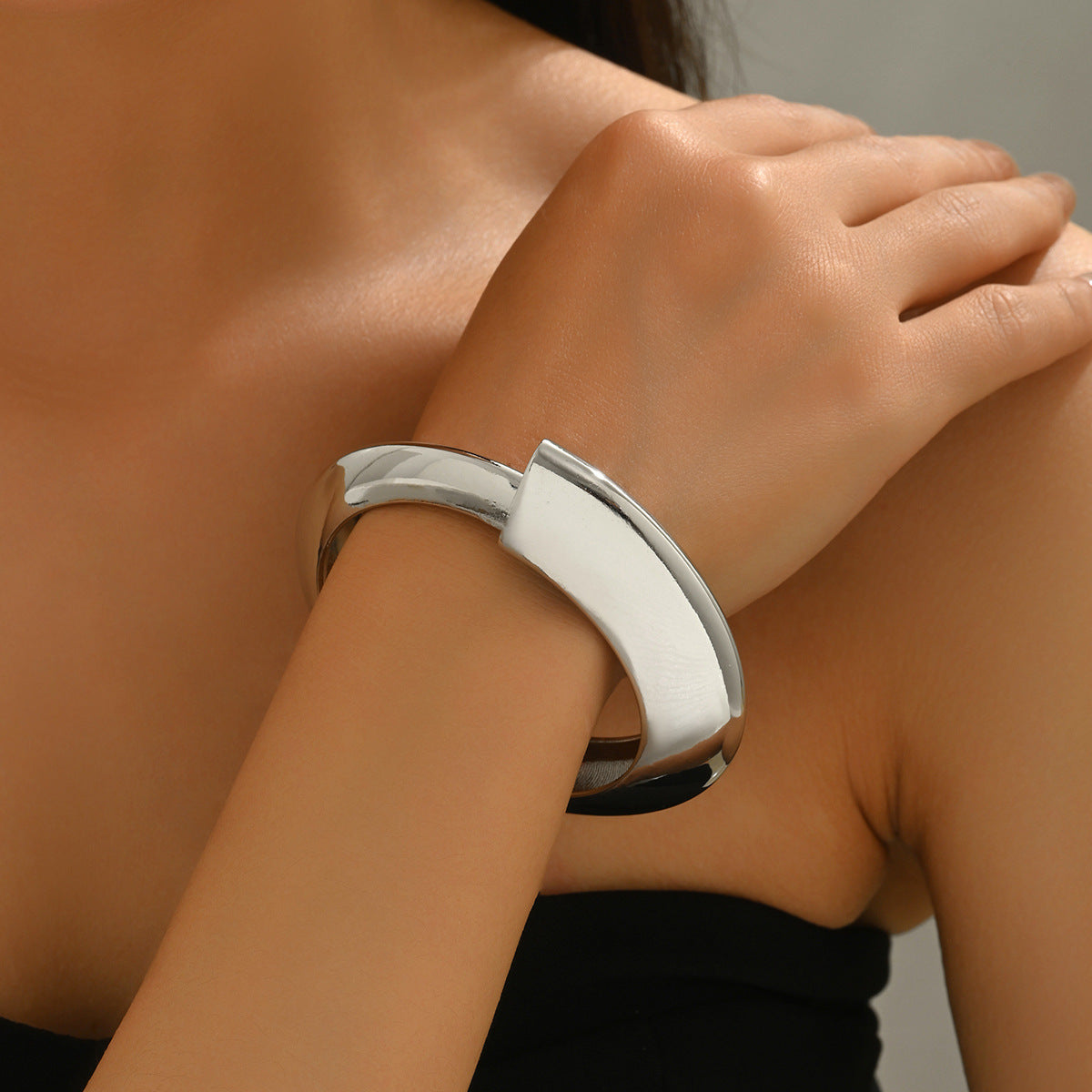 Pulsera geométrica de aleación de zinc brillante con acabado chapado para mujer, brazalete abierto minimalista con contornos circulares y ovalados