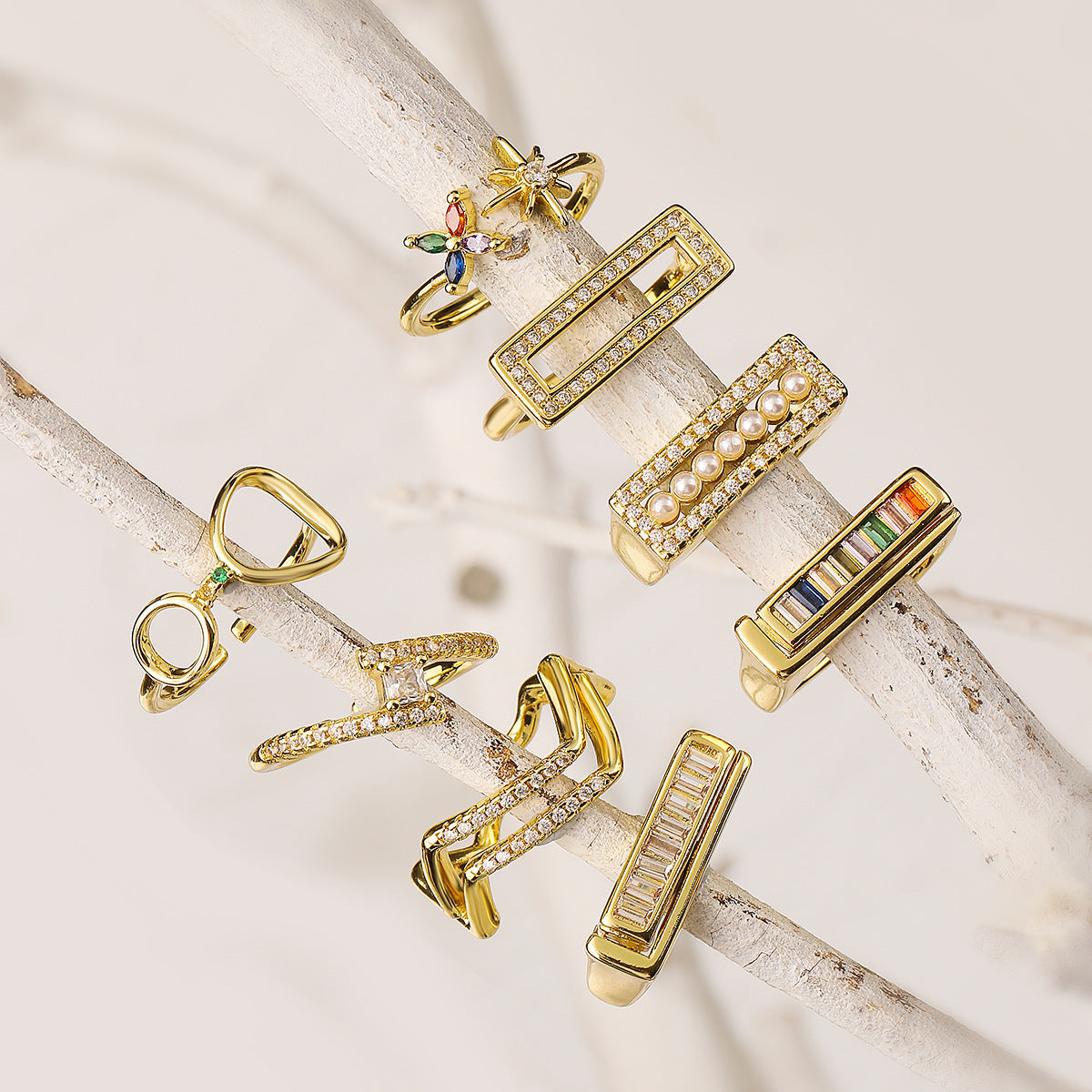 Anello Geometrico Minimalista Regolabile da Donna in Ottone con Placcatura in Oro Vero e Zirconi Micro-Incastonati