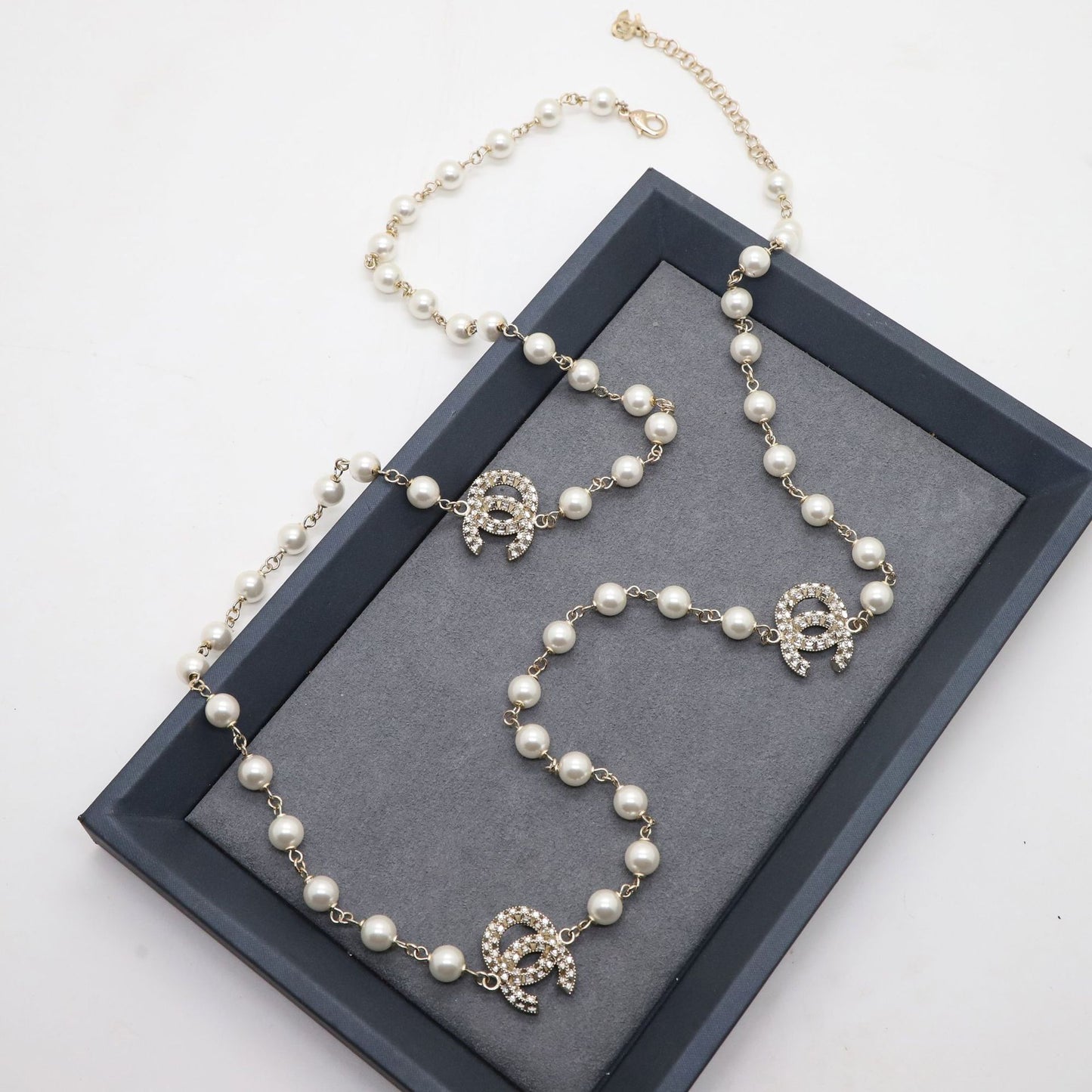 Collar de perlas de cristal con letras cuadradas, elegante y lujoso, chapado, cadena de bolas multicapa para mujer