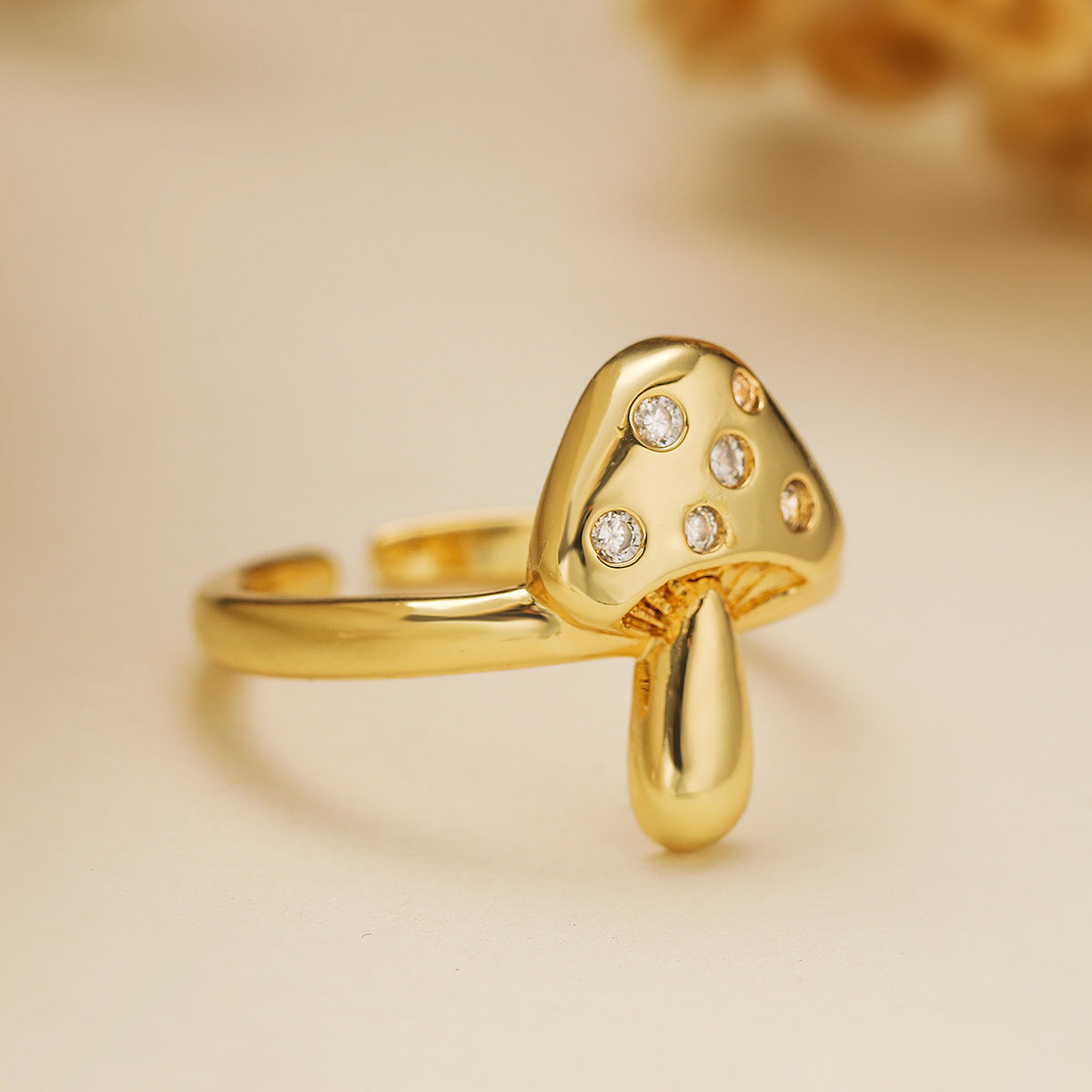 Anillo Minimalista Geométrico en Forma de Champiñón de Cobre con Baño de Oro de 18K y Circonita Microengastada para Mujer