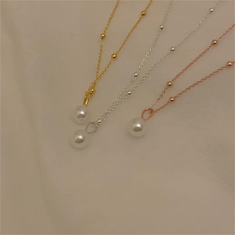 Collar minimalista de perlas con cadena de plata de ley 925 y diseño de acento geométrico