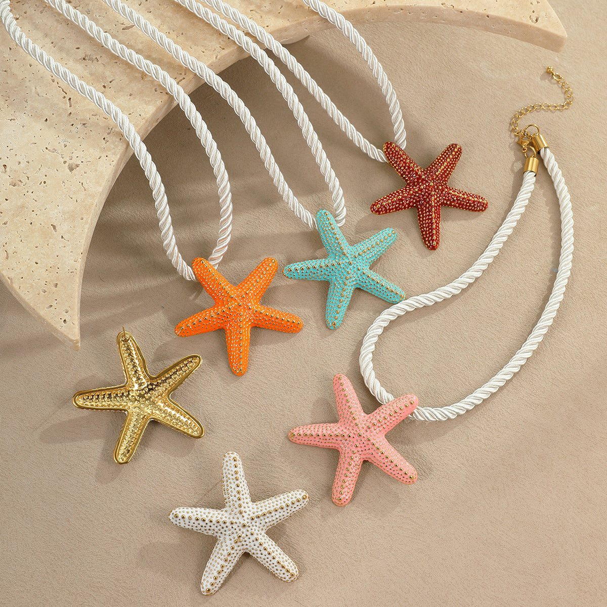 Collana con pendente a forma di stella marina alla moda a tema oceano in acciaio inossidabile con finitura placcata da donna