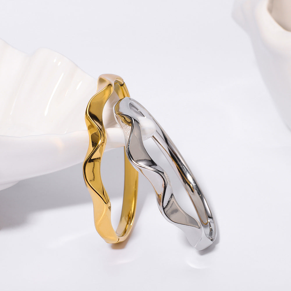 Bracciale da donna in acciaio al titanio con texture a onda minimalista, placcato sottovuoto