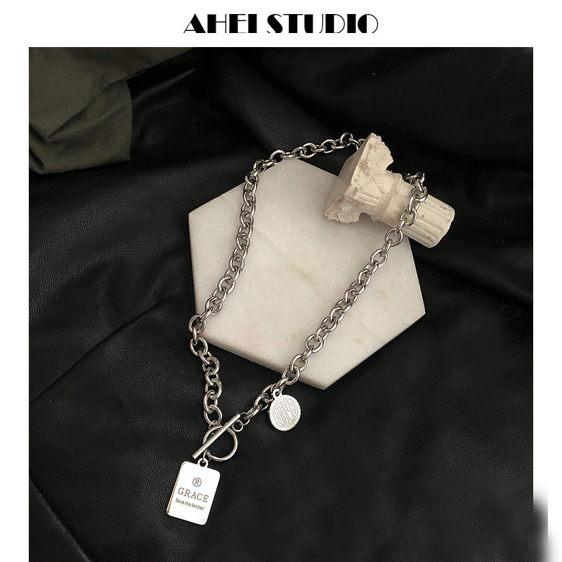 Collana con Pendente Geometrico in Acciaio Inossidabile per Donna e Uomo con Ciondoli in Acciaio al Titanio Lucidato e Catena a Croce