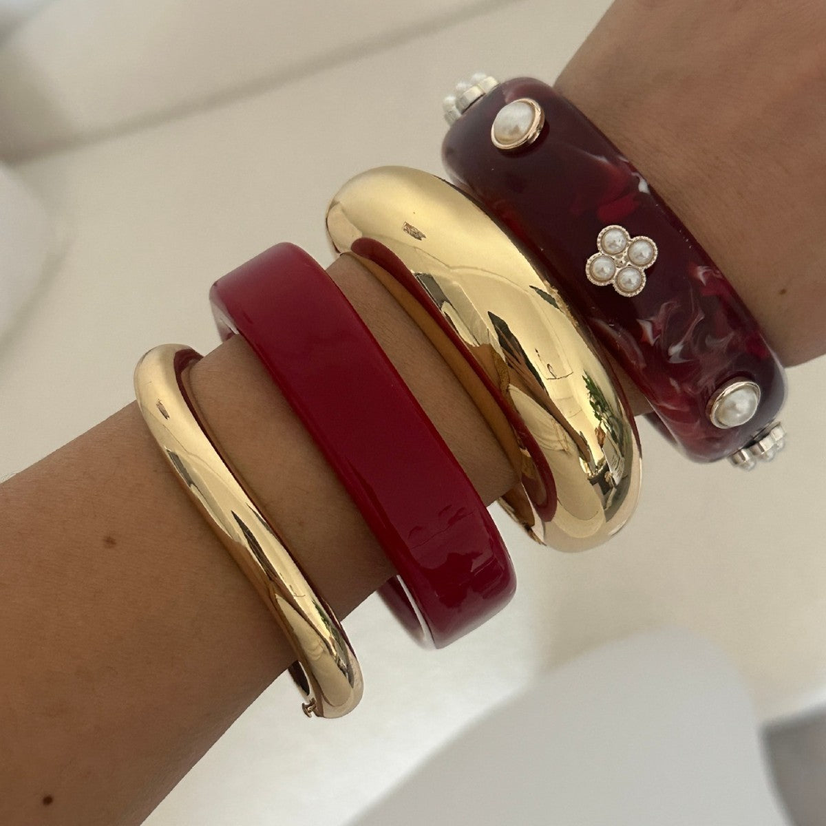 Bracciale rigido in resina testurizzata effetto marmo bohémien vintage con placcatura in oro e intarsi floreali in perle