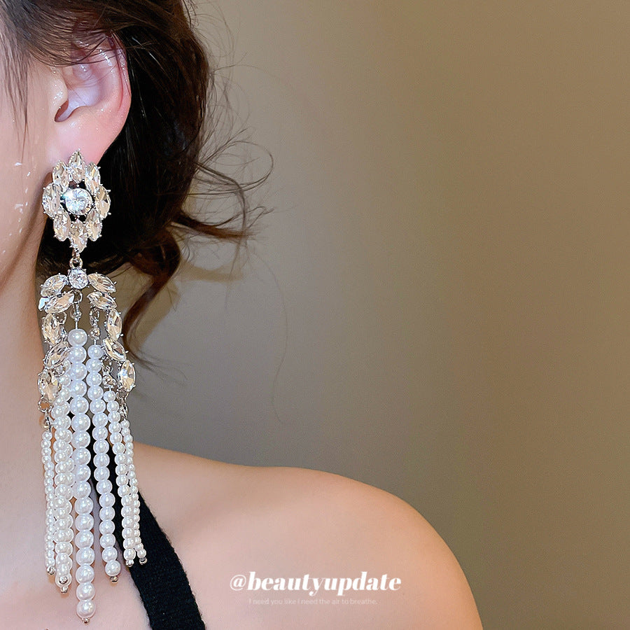Orecchini a perno di lusso con perle floreali, accenti di strass e nappe pendenti per donna