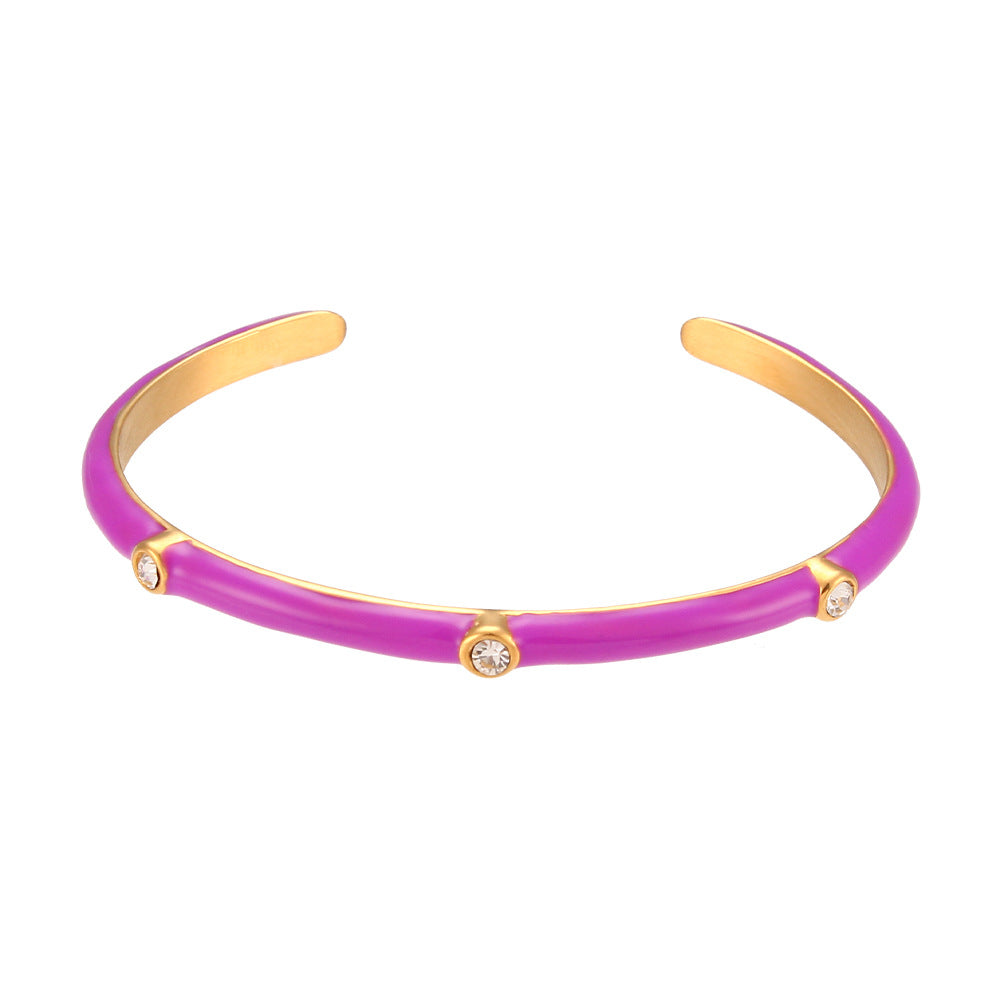 Pulsera Minimalista de Acero Inoxidable con Chapado de Oro de 18K, Detalle Esmaltado de Rayas Verticales y Diseño de Brazalete Abierto