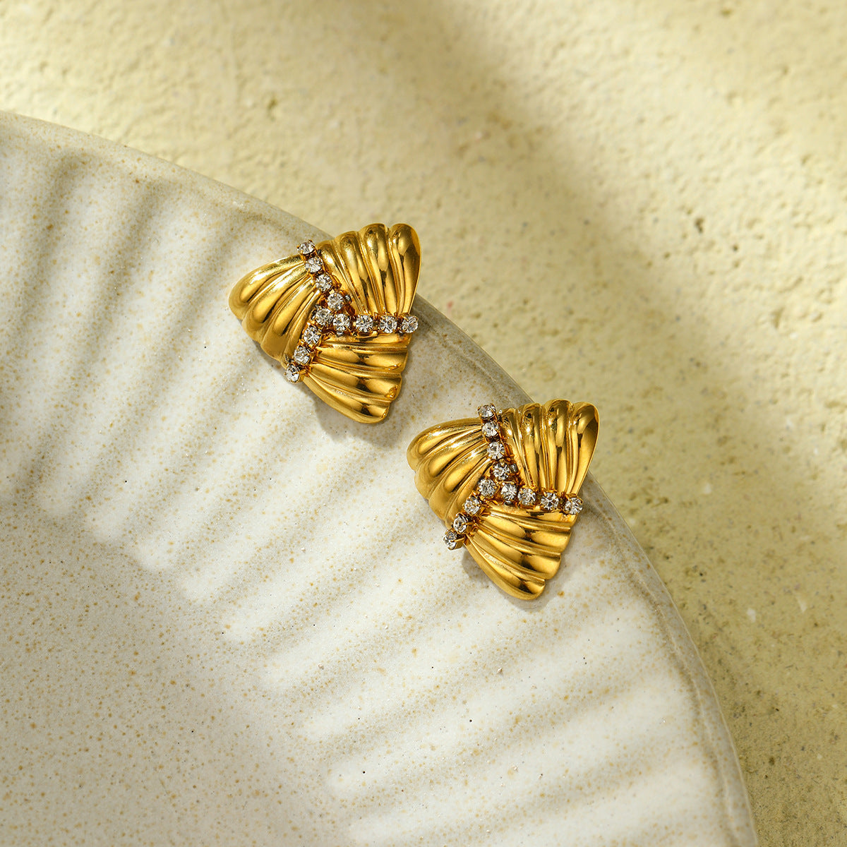 Orecchini a perno da donna in acciaio inossidabile titanio con triplo strato, con texture geometrica a triangolo, strass e finitura placcata, alla moda