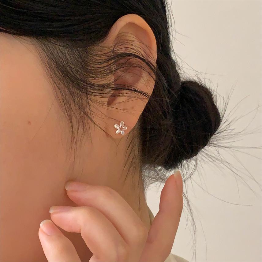 Pendientes Minimalistas de Tuerca con Diseño Floral en Plata de Ley 925 con Baño de Oro, Patrón de Puntos Redondos, Estilo Fresco y Dulce