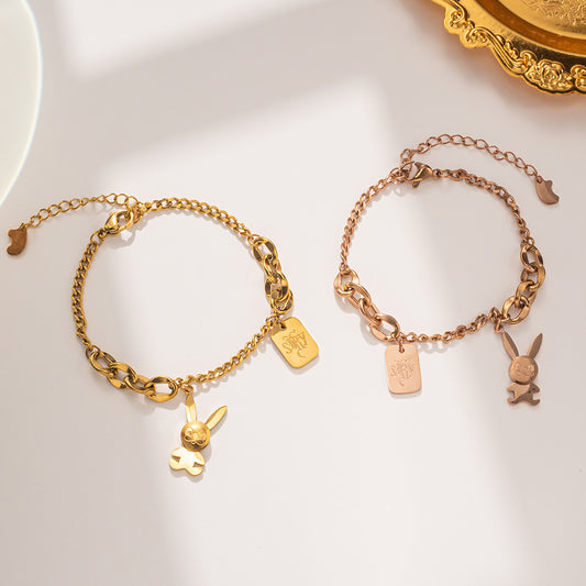 Pulsera de acero de titanio chapada en oro rosa con forma de conejo para mujer, con diseño geométrico y estilo moderno