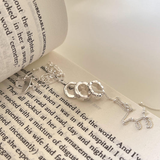 Elegante collar con colgante asimétrico geométrico de circonita de estilo francés en plata de ley 925 con textura de agua y patrón natural