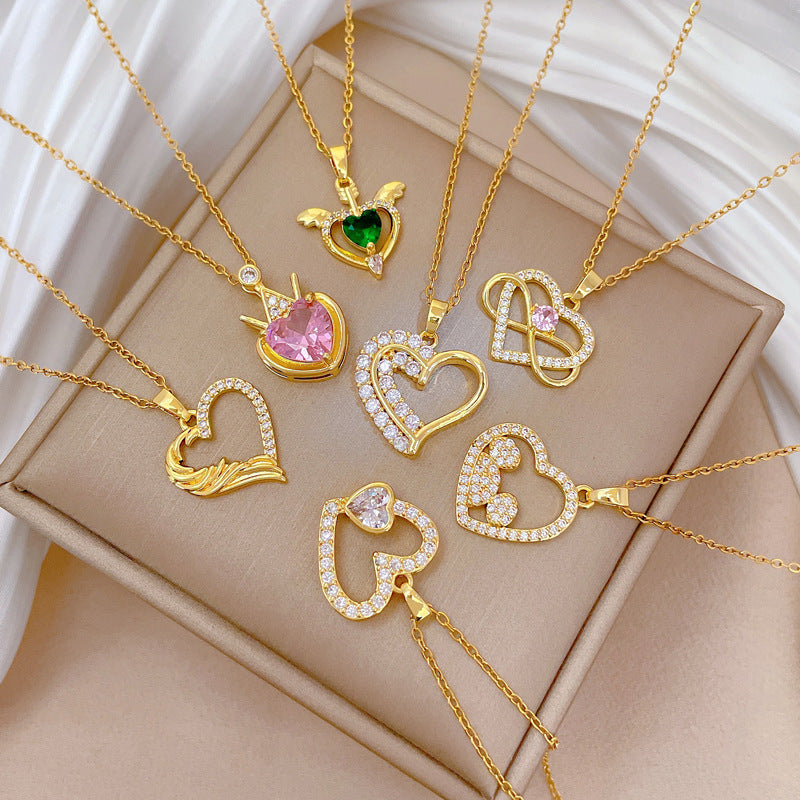 Ciondolo a Cuore in Stile Cartone Animato in Rame con Intarsio di Strass su Collana a Catena a "O" Placcata in Acciaio al Titanio per Donna e Uomo