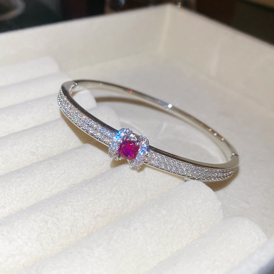 Bracciale rigido aperto geometrico minimalista da donna con placcatura in oro e intarsio in zirconi, accessorio di moda leggero per tutti i giorni
