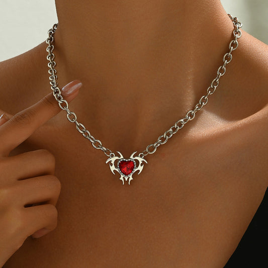 Collar con colgante de aleación de zinc minimalista en forma de corazón con incrustaciones de diamantes de imitación para mujer, delicada cadena para clavícula