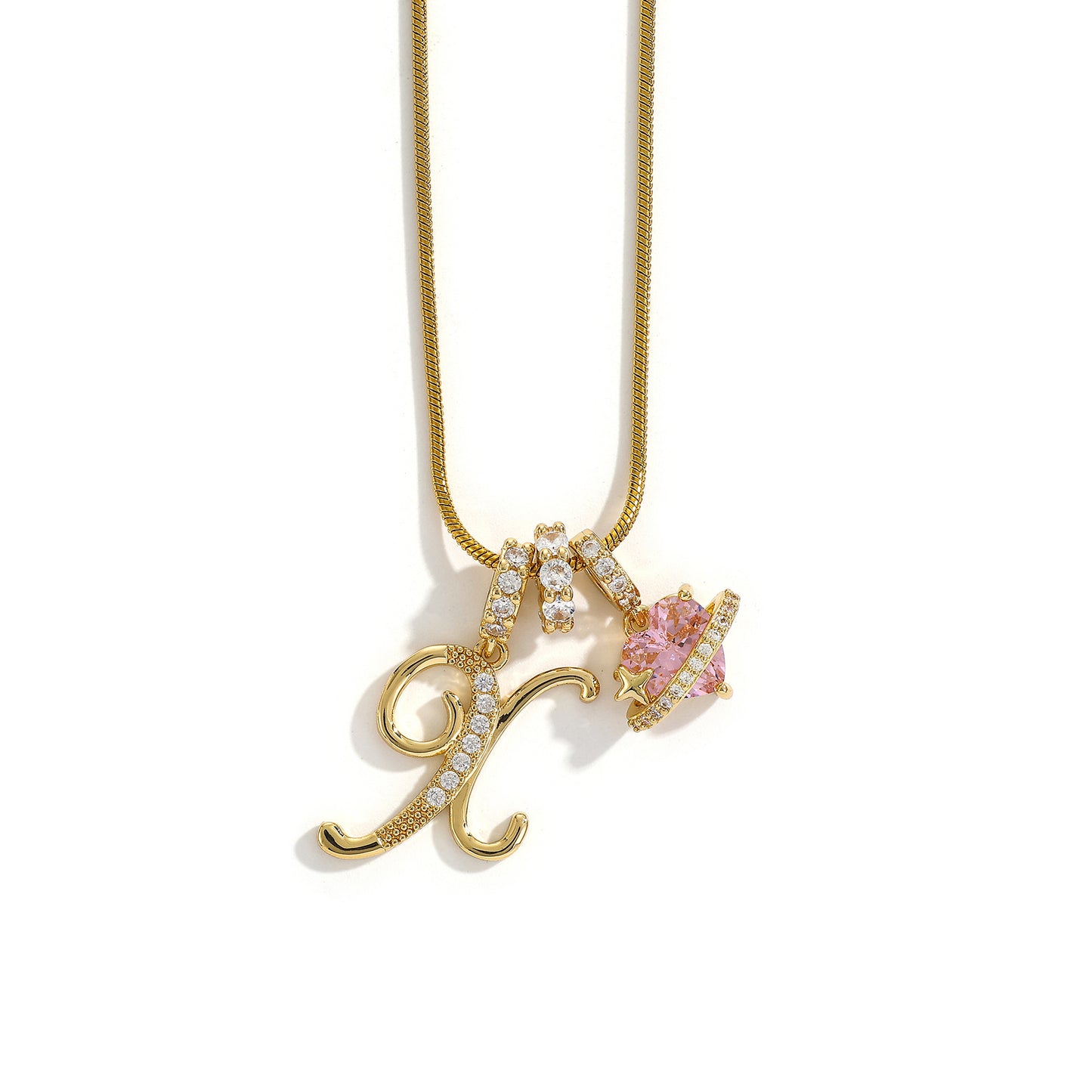 Collana con ciondolo a lettera minimalista in rame con intarsio di zirconi dal design geometrico per donna