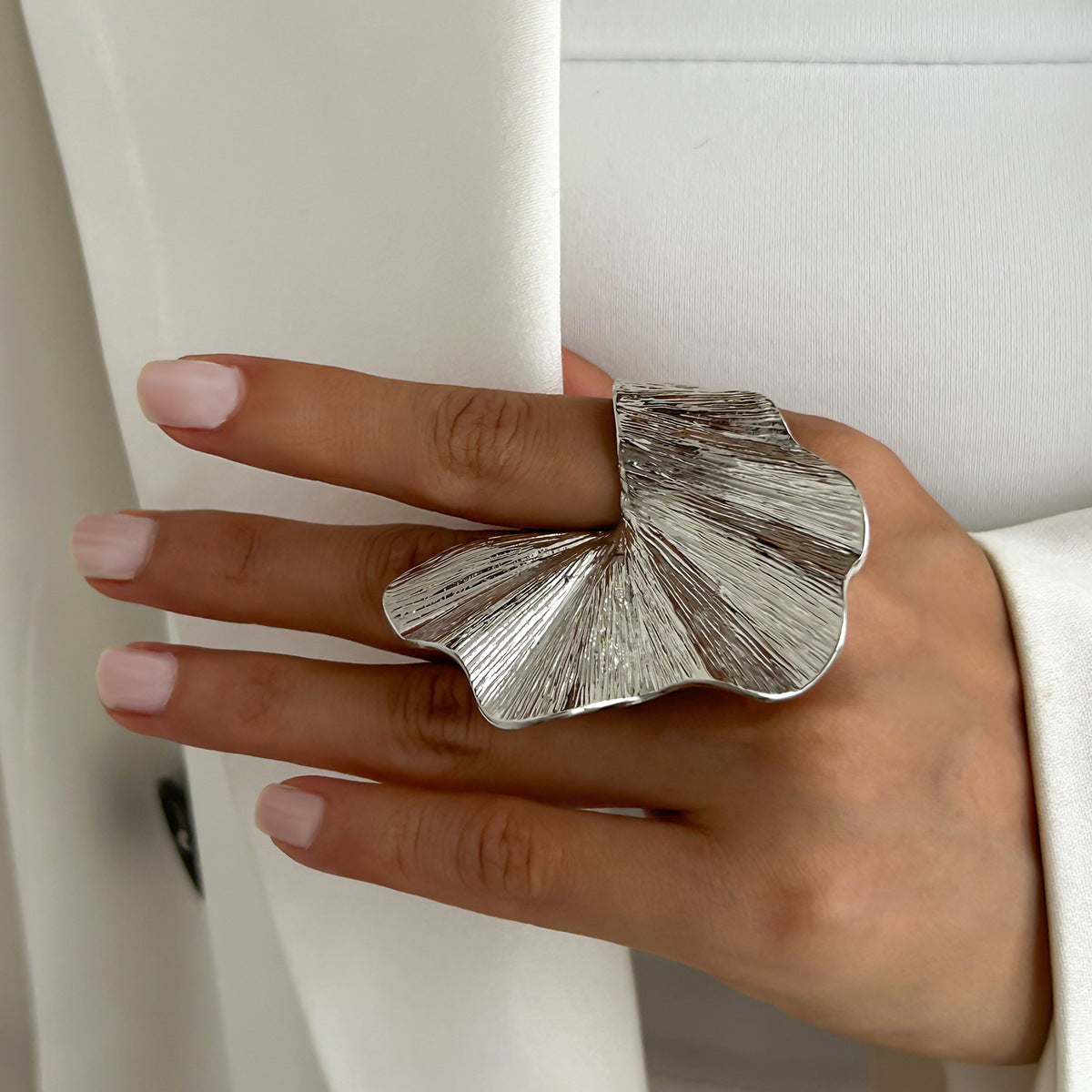 Anillo minimalista asimétrico con forma de hoja de aleación con superficie texturizada y diseño de banda abierta para mujer