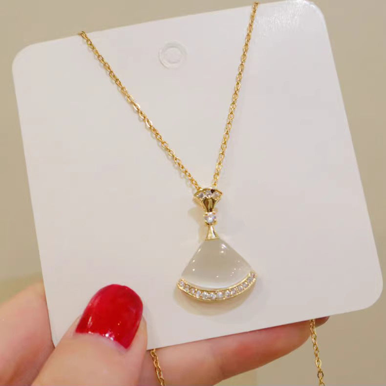 Collana Minimalista in Acciaio al Titanio con Ciondolo a Gatto a Forma Irregolare e Catena a O