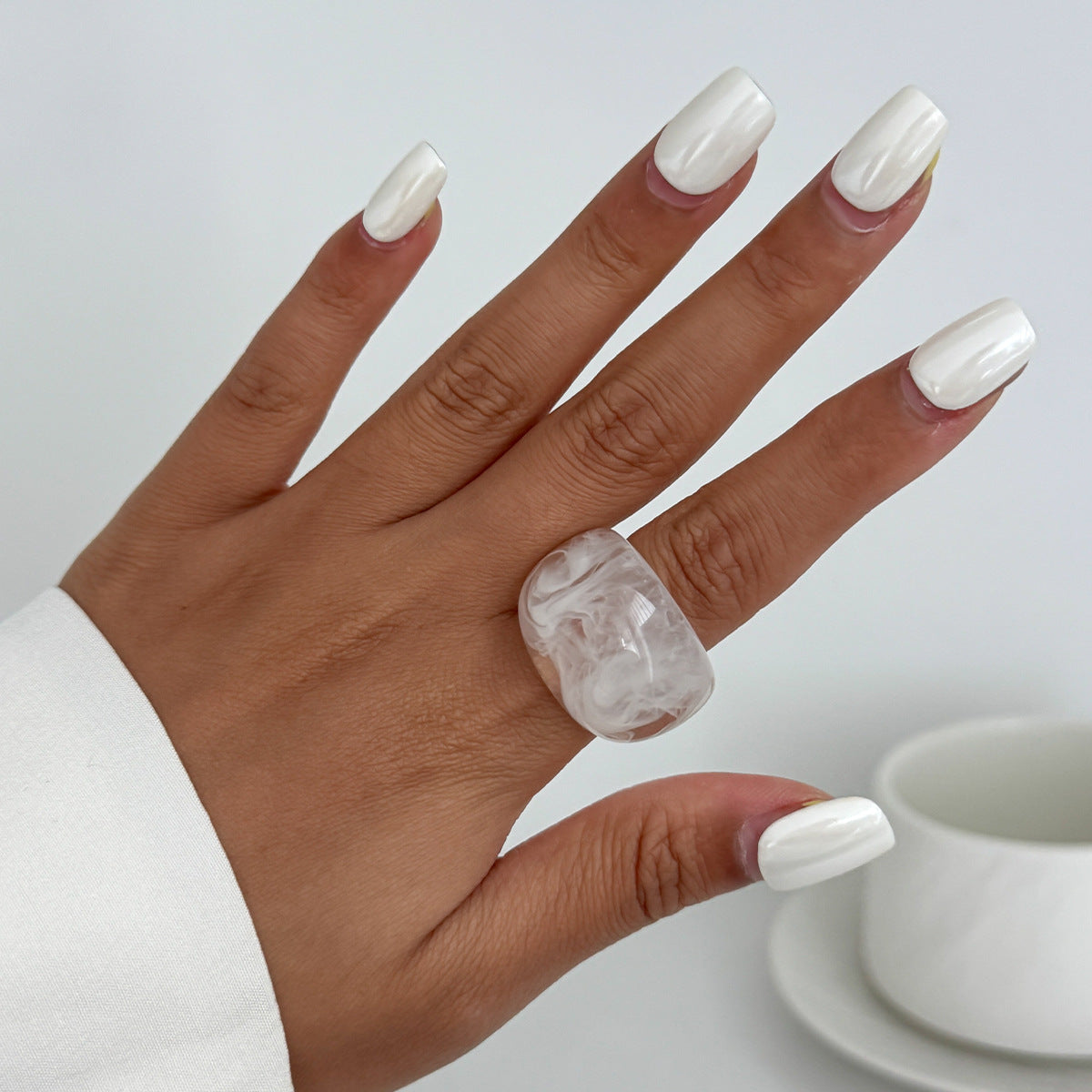 Anello da donna in resina geometrico minimalista con effetto marmorizzato e finitura epossidica lucida