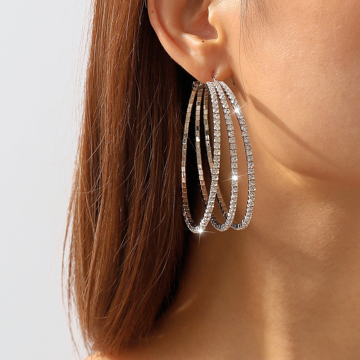 Pendientes de círculo geométricos superpuestos para mujer con incrustaciones de diamantes de imitación y construcción de aleación chapada