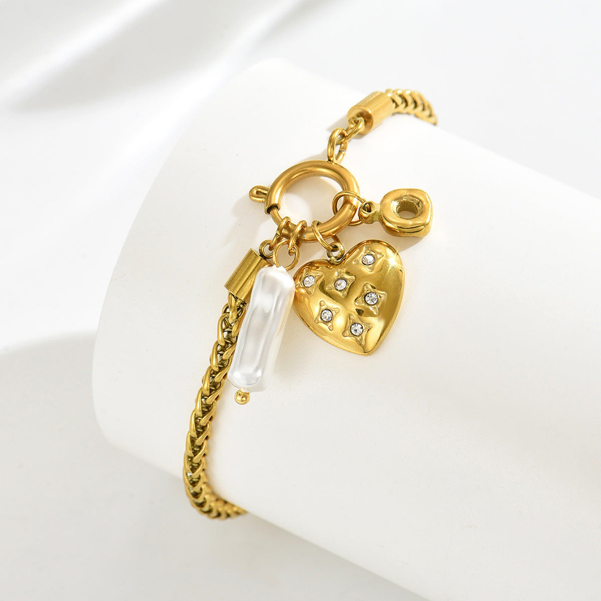 Elegante Ciondolo a Barra in Ottone con Intarsio a Cuore Geometrico e Diamanti per Donna