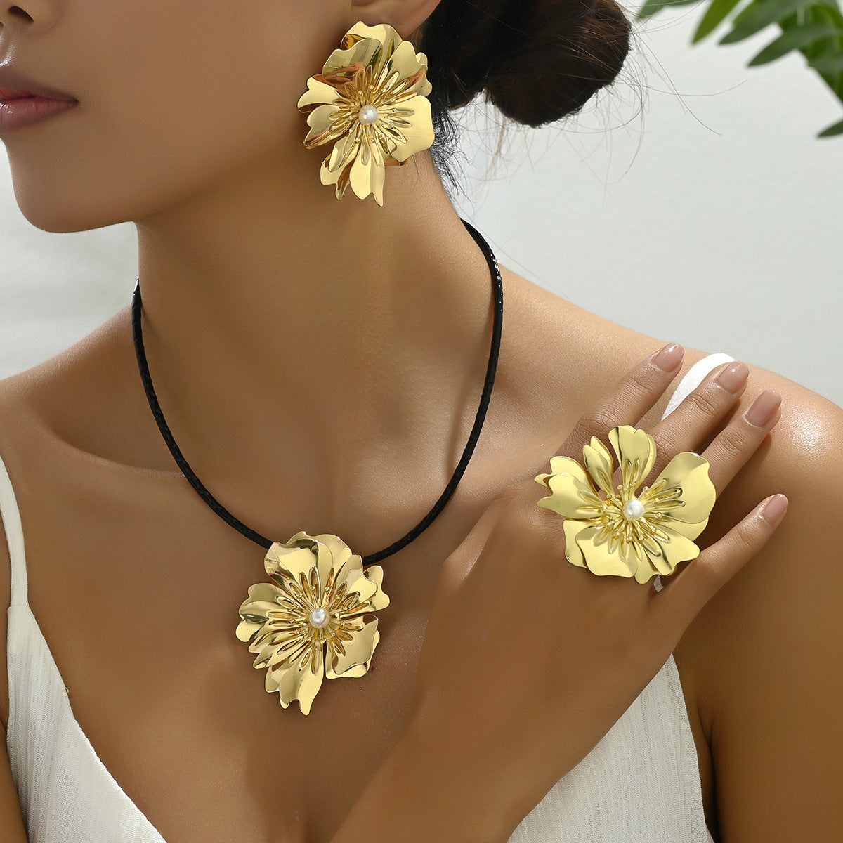 Parure Vintage Francese di Collana e Orecchini in Lega Floreale con Intarsio di Perle da Donna
