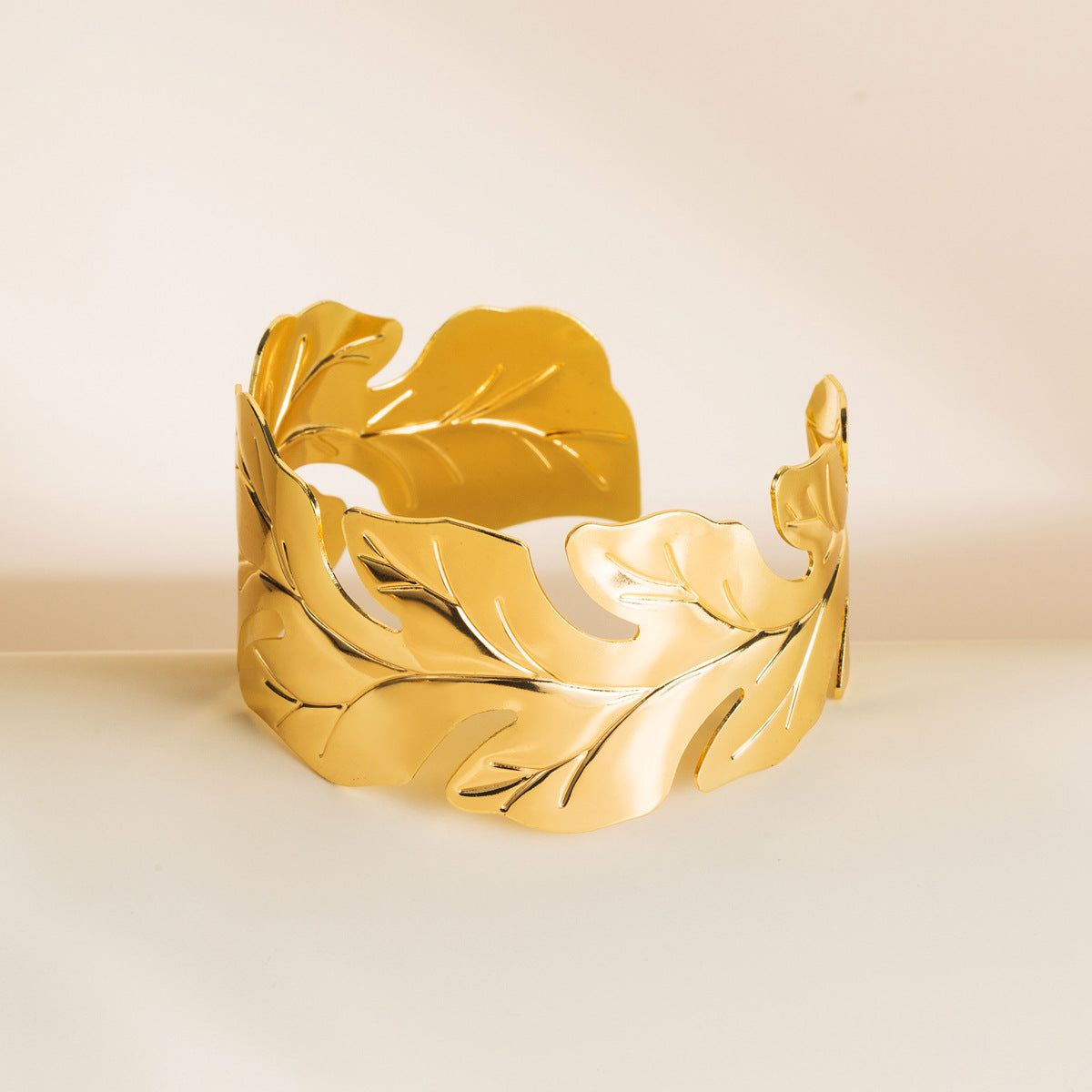 Bracciale in ferro minimalista a forma di foglia con finitura placcata, gioiello da mano alla moda