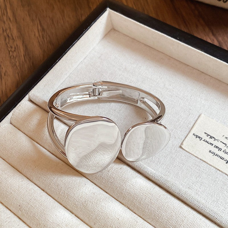 Pulsera de metal con patrón de cuadrícula geométrica de tono frío minimalista con acabado galvanizado para mujer