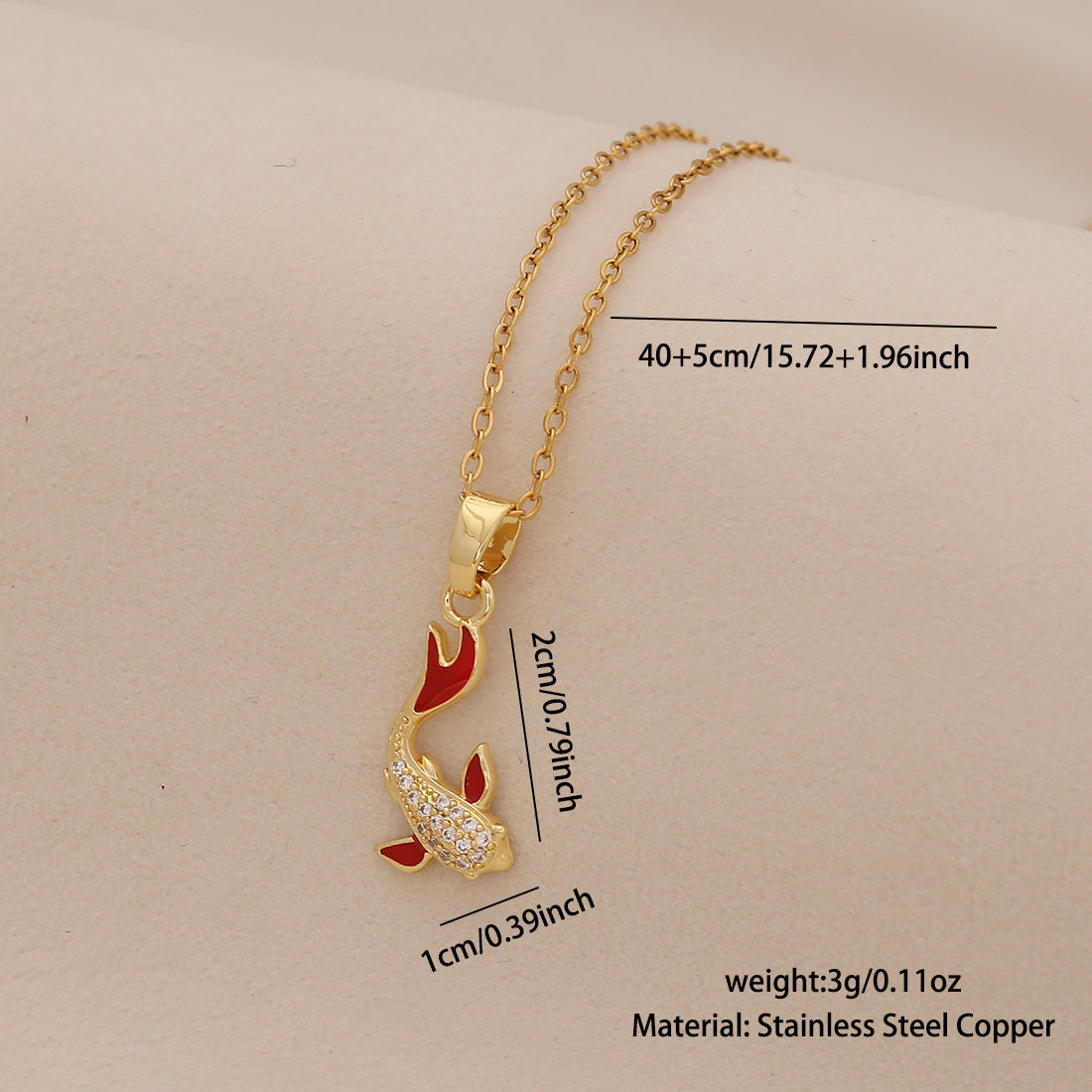 Elegante collar con colgante de pez koi rojo de acero inoxidable con acabado chapado para mujer