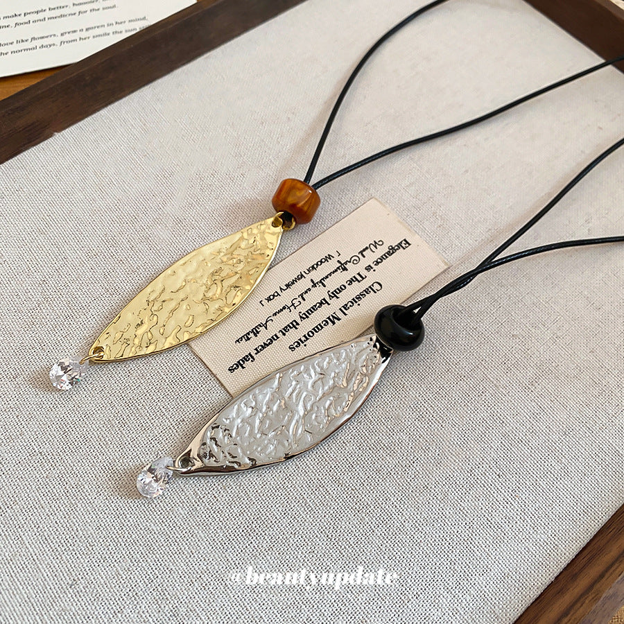 Collar con colgante de hoja minimalista de aleación con acabado chapado para mujer, cadena de suéter ligera, accesorio de lujo
