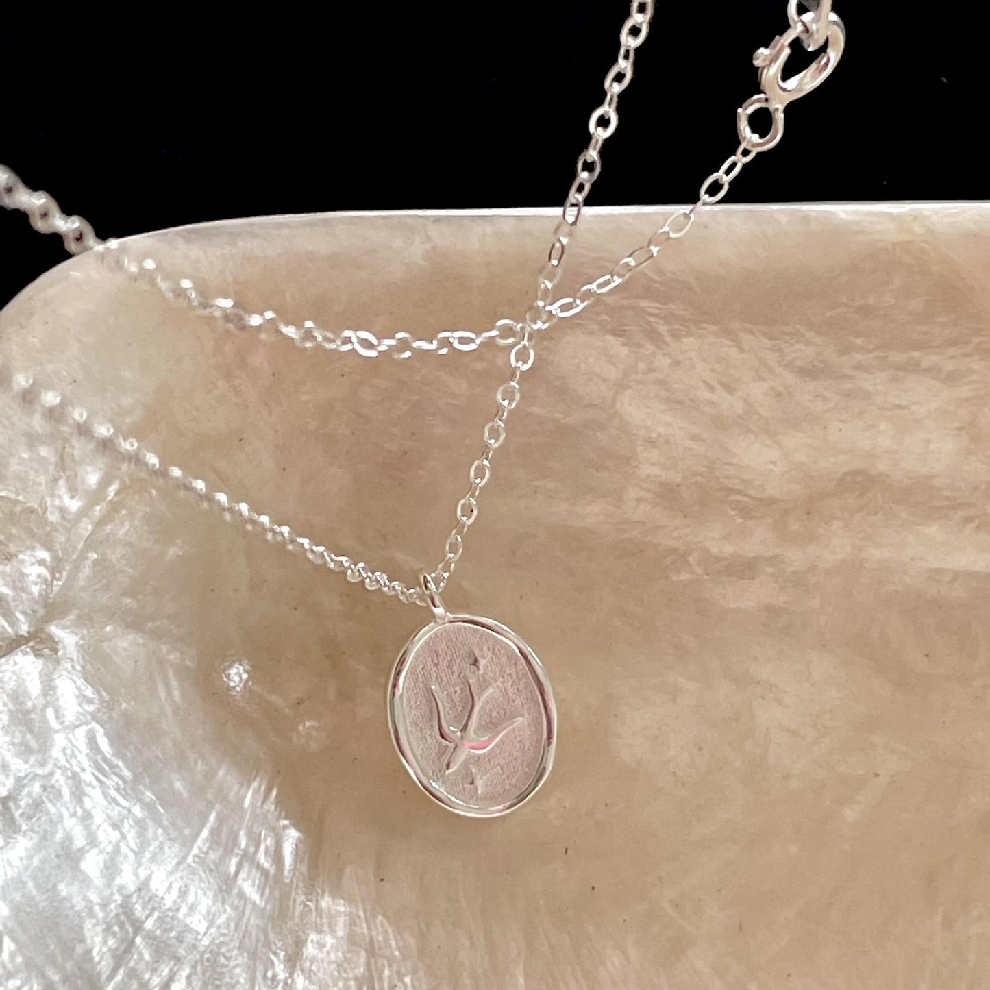 Collar con colgante minimalista de golondrina en plata de ley 925 con acabado chapado en cadena cruzada