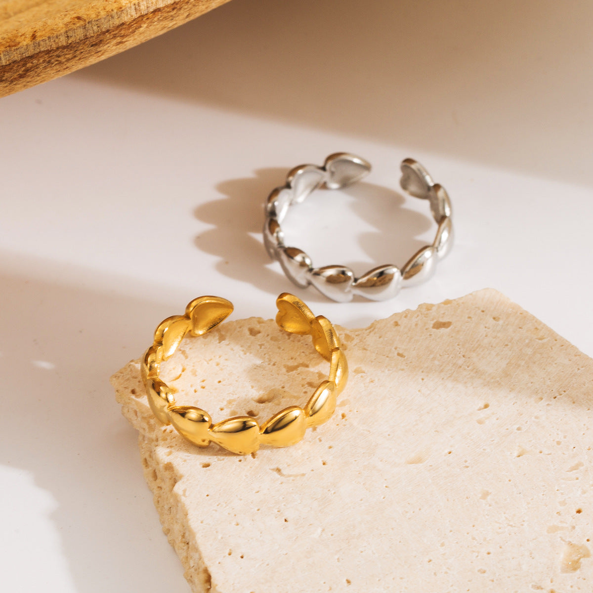 Anillo minimalista de acero inoxidable con forma de corazón para mujer con diseño de banda abierta y acabado chapado