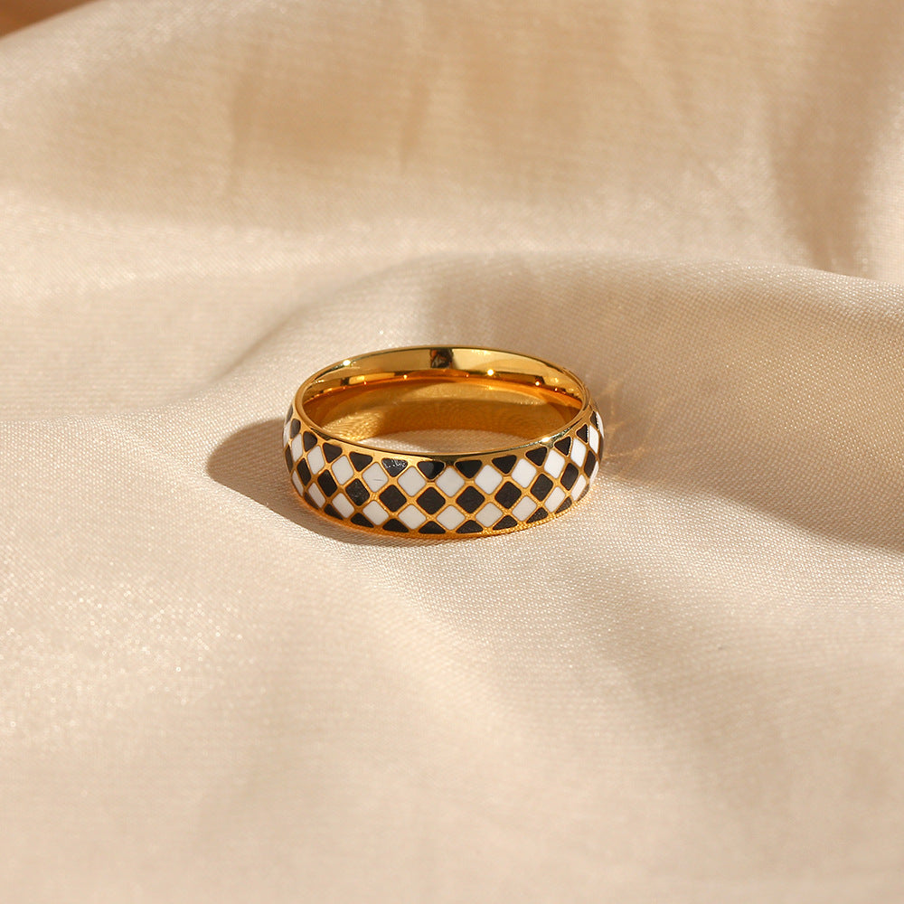 Anello alla moda minimalista geometrico in acciaio inossidabile con placcatura in oro 18K e dettaglio in smalto bianco e nero per donna