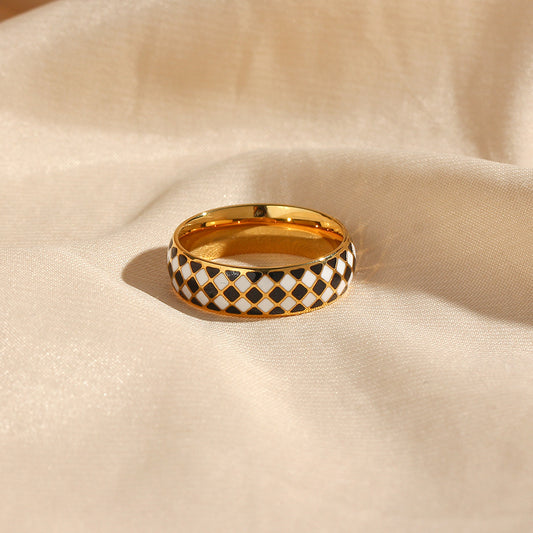 Anello alla moda minimalista geometrico in acciaio inossidabile con placcatura in oro 18K e dettaglio in smalto bianco e nero per donna