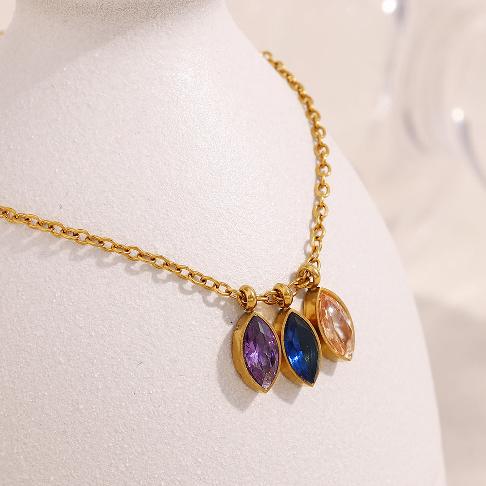 Collana da Donna Elegante con Pendente Geometrico in Acciaio Inossidabile, Placcatura in Oro 18K e Tripli Zirconi a Occhio