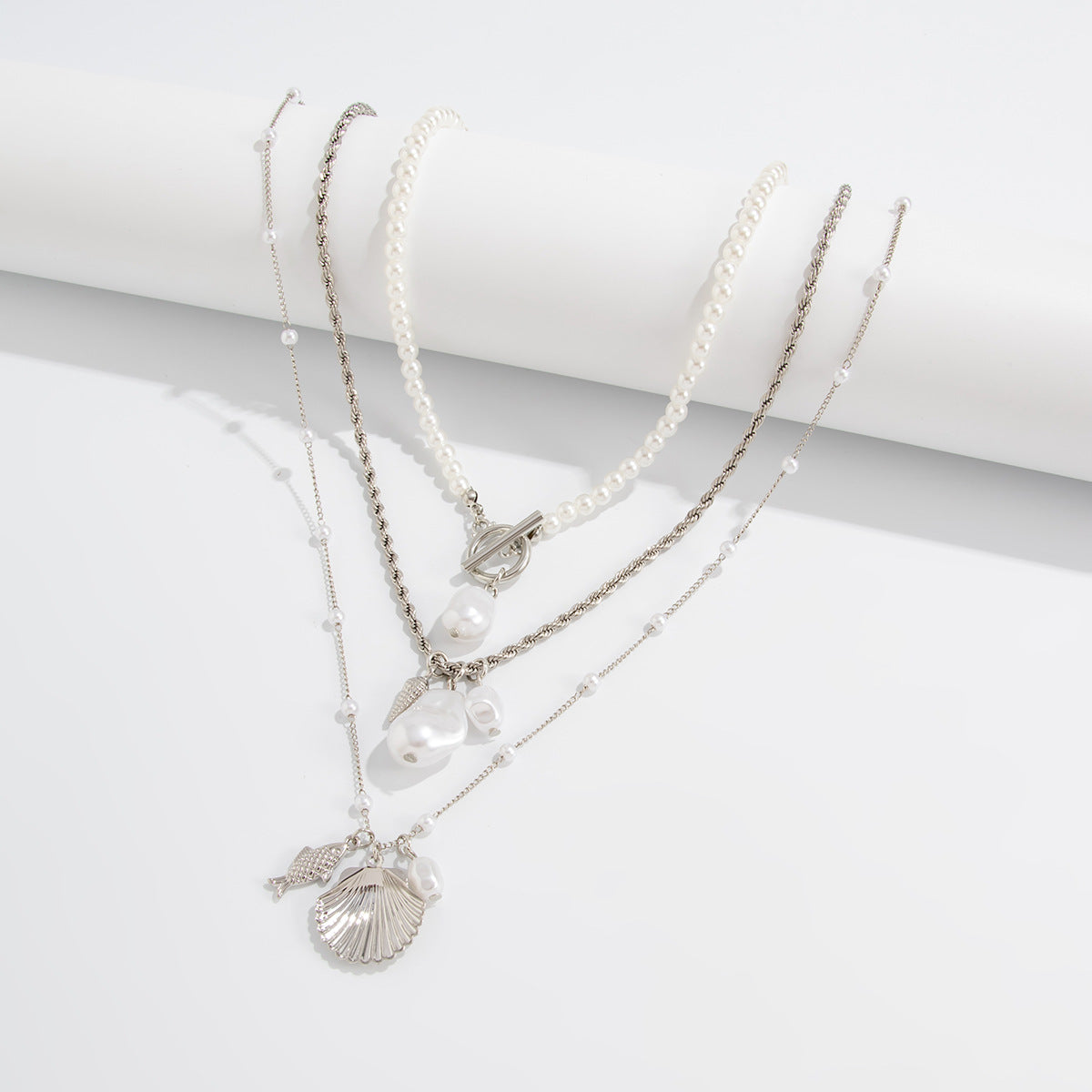 Collana pendente a conchiglia stile Instagram con perle finte e catena intrecciata da donna