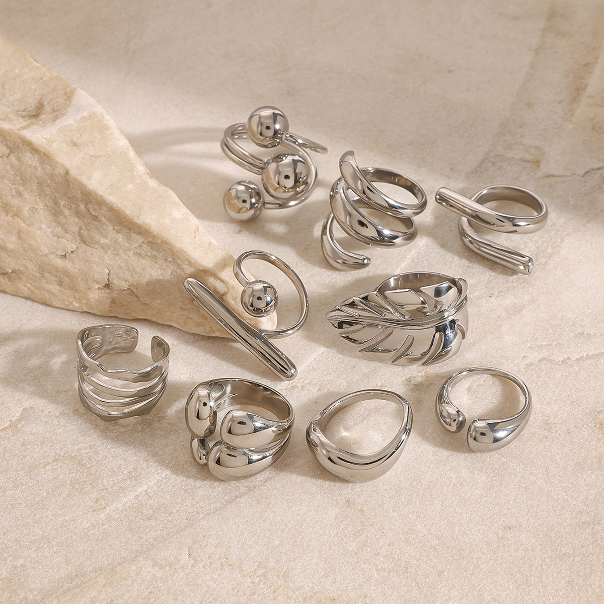 Anello da donna minimalista geometrico in acciaio inossidabile con finitura placcata