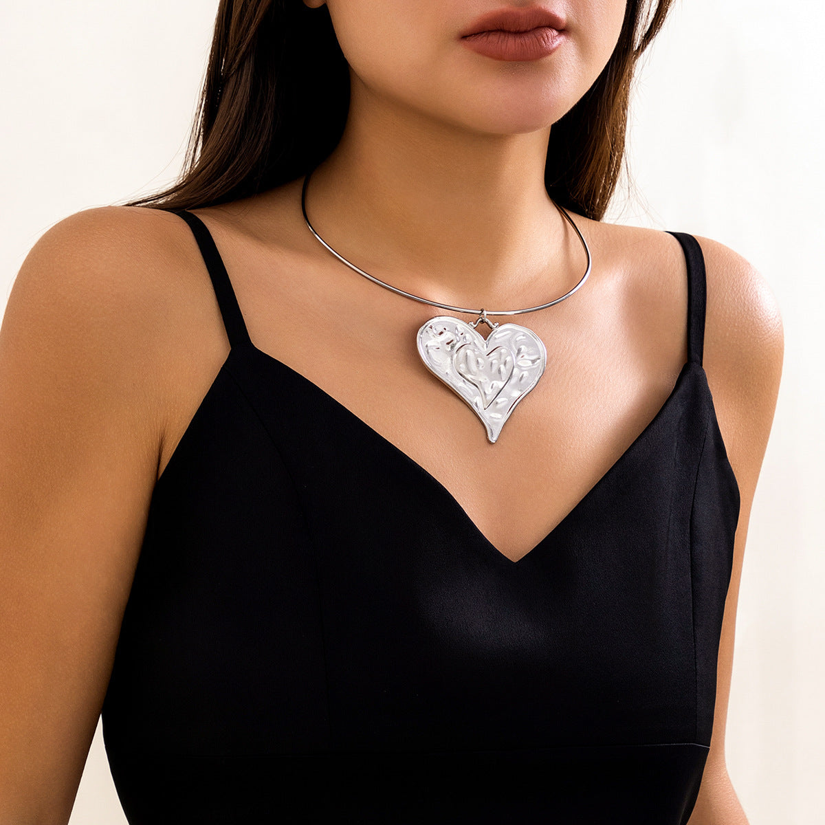 Collana Girocollo Minimalista da Donna a Cuore in Lega con Accenti Geometrici e Finitura in Metallo Testurizzato