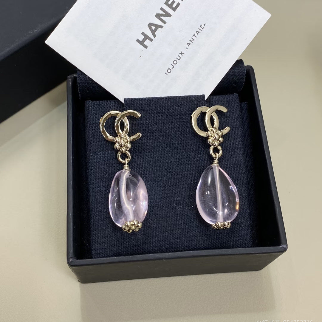 Pendientes de latón bañados en oro con letras florales dulces y elegantes y postes de plata de ley 925