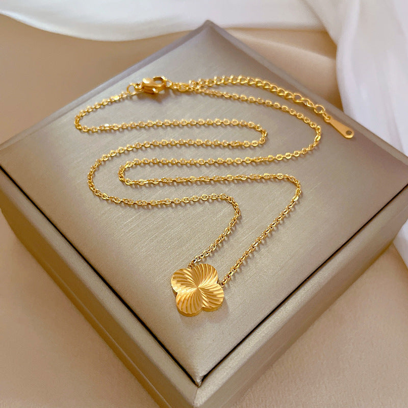 Collana girocollo minimalista unisex con quadrifoglio geometrico in acciaio al titanio