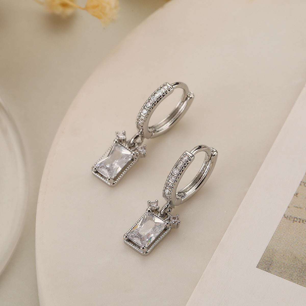 Orecchini a forma di cuore geometrico minimalista in zircone per donne con base in rame