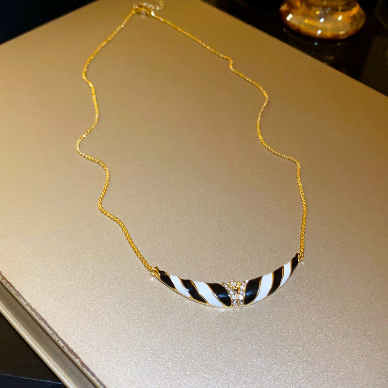 Vintage Geometric Pendant Necklace for Women Alloy Chain with Plated Finish Minimalist Retro Aesthetic
