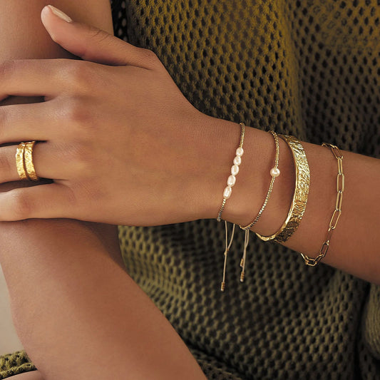 Brazalete Abierto Minimalista de Acero Inoxidable con Textura Ondulada para Mujer con Acabado Pulido