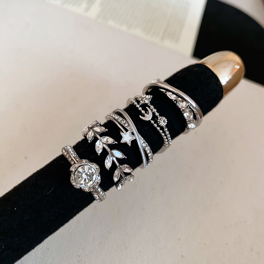 Elegante Anello a Fiore in Zirconia Francese con Accenti di Perle da Donna — Anelli Minimalisti a Misura Aperta per Dito Indice con Estetica di Lusso