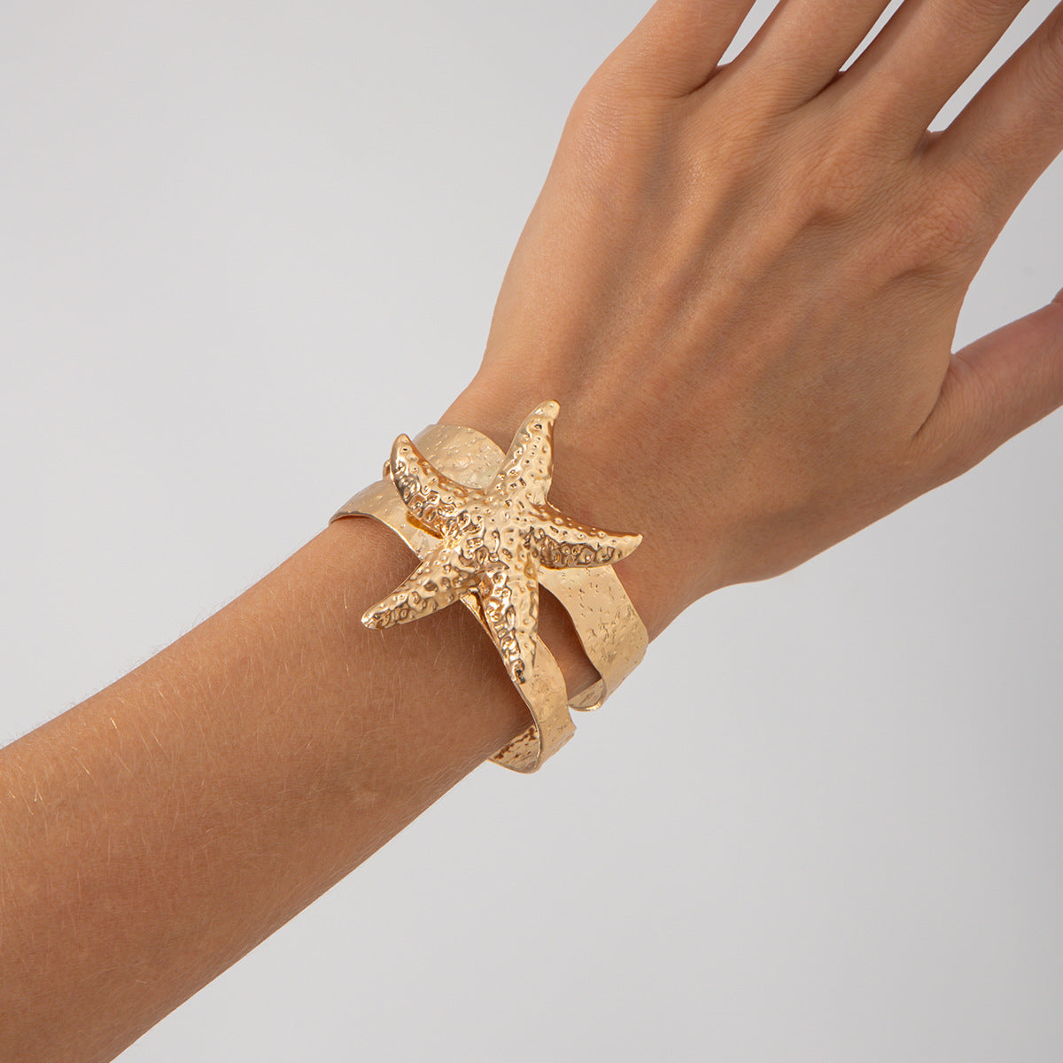 Pulsera de metal con forma de estrella de mar y concha de estilo vacacional con acabado chapado para mujer